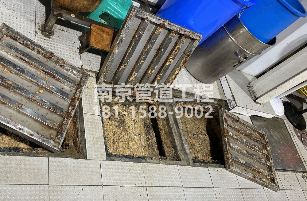 278藤子城管中队食堂隔油池清理