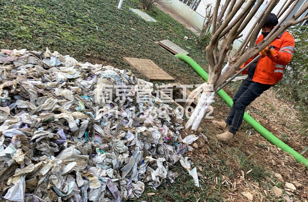 315藤子化粪池垃圾清理